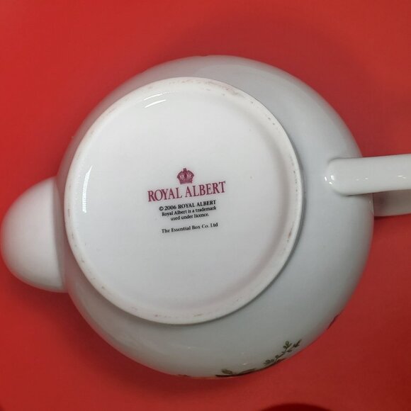 Royal Albert Small Teapot with 2 Cups & Saucers Gift Set – 2006 - Picture 12 of 15